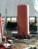 Montage eines Lagerbeh�lters f�r Chemikalien in einem Kraftwerk